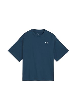 Dunkelblaues Puma-T-Shirt mit kurzen Ärmeln, kleinem weißen Puma-Logo auf der linken Brustseite und Rundhalsausschnitt.