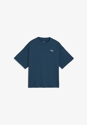 Mørkeblå Puma T-shirt med korte ærmer, lille hvid Puma-logo på venstre bryst og rund hals.