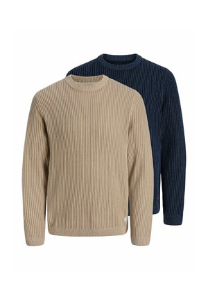 Deux pulls à col rond en maille côtelée, un beige devant et un bleu marine derrière, tous deux à manches longues et au design simple.
