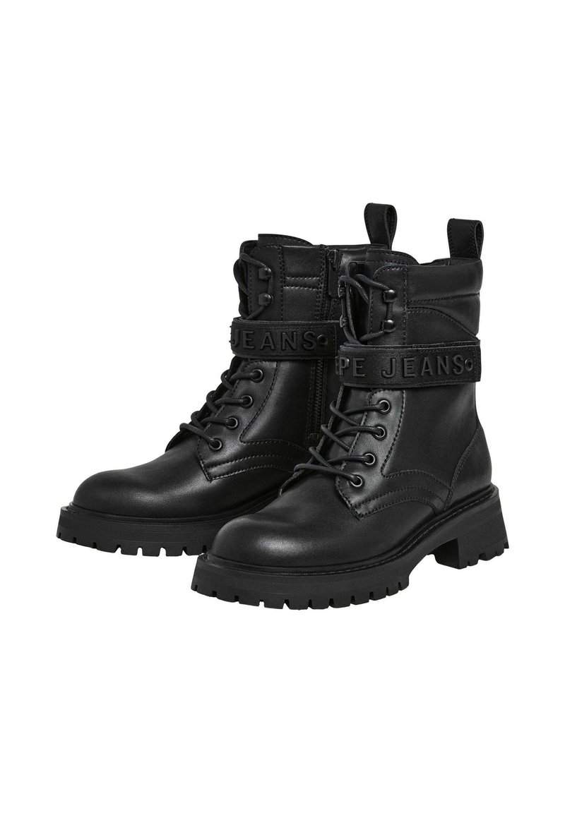 Botas negras de cuero hasta el tobillo con cordones en la parte delantera, cremallera lateral, correa texturizada de contraste y suela gruesa.