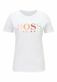 Camiseta blanca de cuello redondo hecha de algodón, con un logotipo gráfico multicolor "BOSS HUGO BOSS" en rosa, naranja, rojo y verde en la parte frontal.