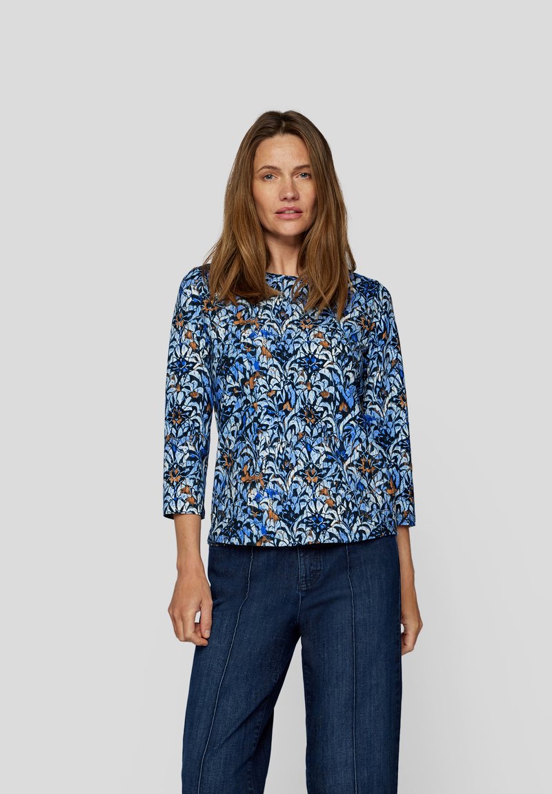 Mehrfarbige Langarmbluse mit floralem Muster in Blau-, Weiß- und Orangetönen, mit einem Bootsausschnitt und lockerer Passform.