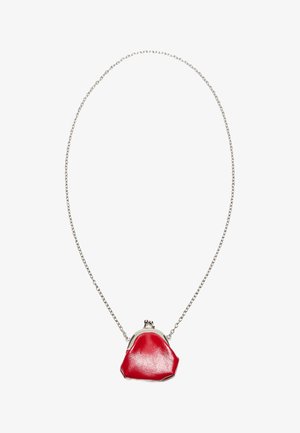 Zilveren ketting met een klein rood leren muntportemonneehanger met metalen sluiting.