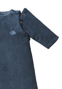 Dunkelblauer Babyschlafanzug mit Druckknöpfen an einem Ärmel und einem kleinen wolkenförmigen Patch auf der Brust.