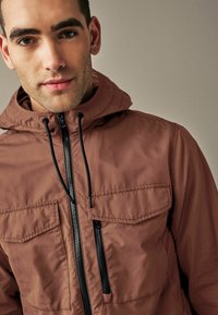 Next REGULAR FIT brązowy