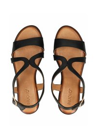 Černé kožené sandály s křížovými popruhy a hnědou stélkou. Obsahují výřezový design a zlatou sponu pro nastavení.