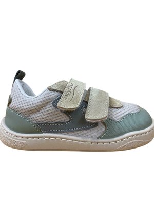 Zapatilla ligera de malla gris con dos tiras de velcro beige, un acento de cuero verde y una suela de goma beige texturizada.