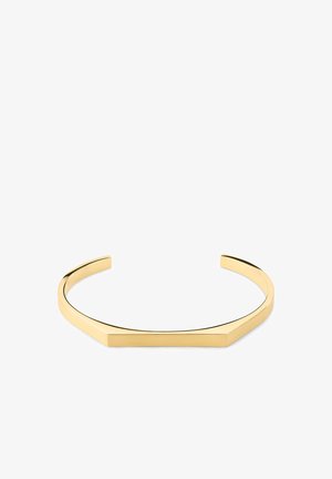 Åpnet mansjettarmbånd i gulltone med et flatt, kantete design, vist mot en hvit bakgrunn.