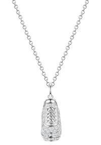 Silver sneakersmycke på en kedja, med en detaljerad snördesign och dekorationsmed klara ädelstenar på kroppen.