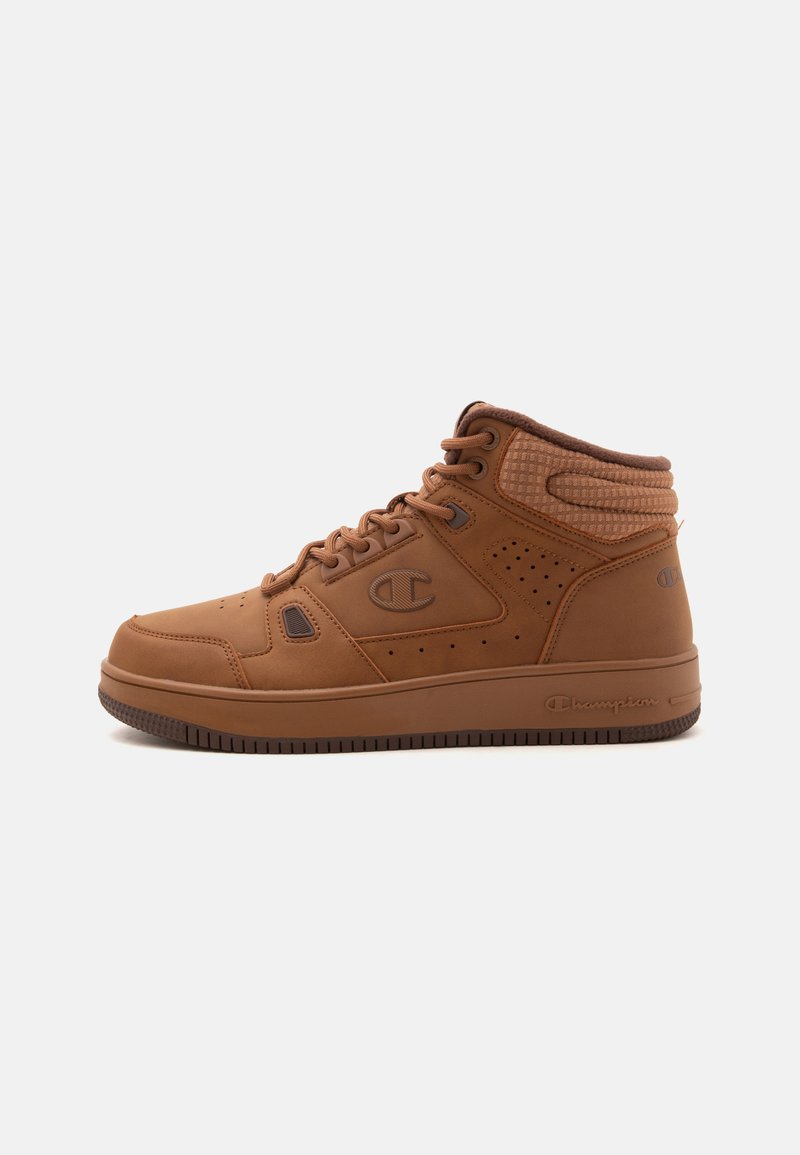 Καφέ δερμάτινο πάνινο παπούτσι τύπου high-top με επενδυμένη περιοχή αστραγάλου, κορδόνια μπροστά και λογότυπο Champion στο πλάι και στη σόλα, εμφανίζεται σε πλάγια όψη.