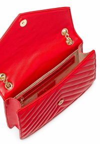 Rote gesteppte Lederhandtasche mit einem goldenen Verschluss, Kettenhardware und einer Innentasche. Hat ein glattes, glänzendes Finish und eine strukturierte Außenseite.
