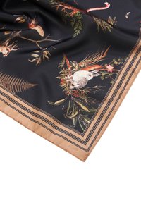 Seidenschal auf dunklem Hintergrund, mit bunten Tier- und Pflanzenmotiven, umrandet von einem hellbraunen Streifen, der filigrane Details zeigt.
