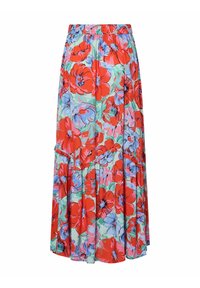 Falda maxi floral con fondo verde, que presenta grandes flores rojas y azules, cintura abullonada y diseño en capas.