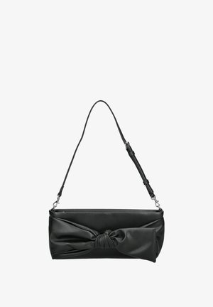 Czarna skórzana torebka na ramię z węzłem z przodu, wyposażona w pojedynczy pasek na ramię i gładką, błyszczącą teksturą.