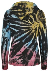 Mikina s kapucí tie-dye v černé, žluté, modré a růžové barvě se spirálovými vzory. Má kapuci, dlouhé rukávy a žebrované manžety a lem.