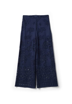 Pantalones de pierna ancha azul marino con patrones florales cortados con láser y bordes festoneados, hechos de tela ligera.