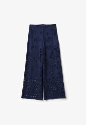 Pantalones de pierna ancha azul marino con patrones florales cortados con láser y bordes festoneados, hechos de tela ligera.