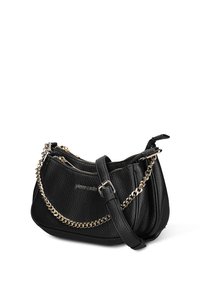 Borsa a tracolla in pelle nera con finitura testurizzata, dettagli con catena color oro, tracolla regolabile e due scomparti con zip. Logo del marchio visibile.