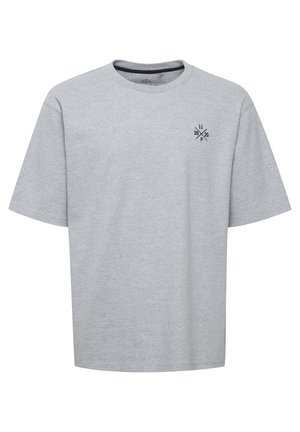 Szara bawełniana koszulka z okrągłym dekoltem i krótkimi rękawami; posiada mały czarny wzór graficzny na lewej stronie klatki piersiowej.