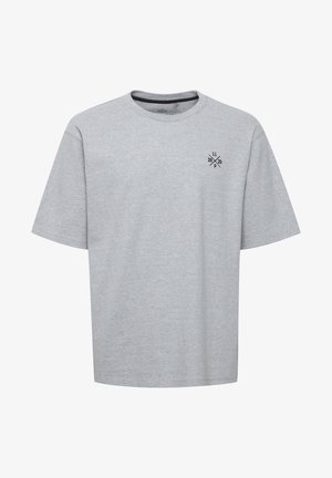 Hall hall t-särk, millel on ümar kaelus ja lühikesed varrukad; vasakul rinna kohal on väike must graafiline kujundus.