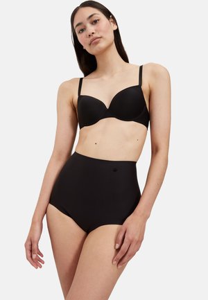 Completo di reggiseno nero e slip a vita alta, tessuto liscio, coppe sagomate, spalline regolabili, design minimalista, logo discreto sullo slip.