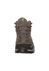 Grå vandringskänga med en texturerad tygöverdel, snörningssystem, gummikappa på tån och kontrasterande sula. Har logotyp och gröna accenter.