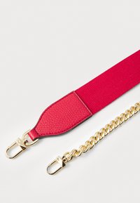 Curea din țesătură roșie cu accente de piele texturată, având un sistem de prindere din metal auriu și cârlige de tip lobster la ambele capete.
