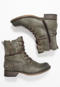 Zielone skórzane botki za kostkę z teksturowanym wykończeniem, sznurowanym przodem, bocznym zamkiem błyskawicznym i niskim obcasem. Posiadają mosiężne okucia oraz detale w postaci szwów.