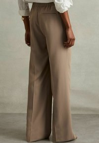 Reiss PETITE FIT - EDEN ELASTICATED WAIST WIDE - Auduma bikses - mink neutral