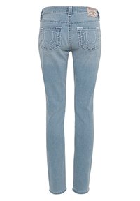 Světlé modré džínové kalhoty s rovnými nohavicemi, výrazným bílým šitím, dvěma zadními kapsami s charakteristickými vzory a štítkem na pásku kalhot.