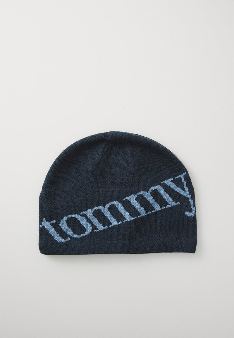 Strikket hue i mørk marineblå med lyseblå "tommy" logo. Blød tekstur, tætsiddende form og sømløst design for varme og komfort.
