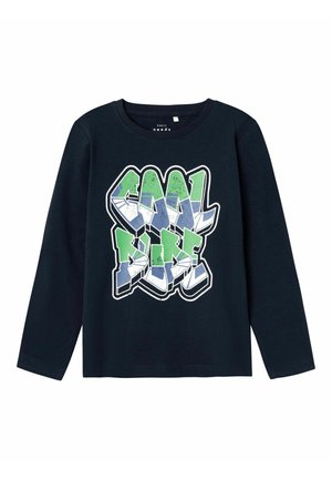Camiseta de manga larga marina, hecha de algodón, con un atrevido estampado de grafiti multicolor que dice "COOL KID" en la parte delantera.