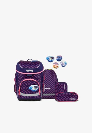Dunkellila Schulranzen-Set mit pinkem Schuppenmuster, inklusive Rucksack, Federmäppchen und Zubehör mit Meerjungfrauen- und Ozean-Motiven.