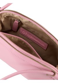Borsa a mano sintetica rosa con fodera interna beige, dotata di una tasca con zip e un'etichetta con il marchio cucita all'interno.