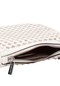 Pochette en cuir blanc tressé avec une surface texturée, fermeture éclair et ferrures couleur argent ornées d'un tire-zip avec logo.