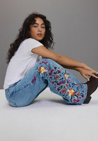 Next EMBROIDERED WIDE - Alt laienevad teksad - mid blue