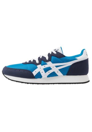 Chaussure de course bleue et marine avec lacets blancs et rayures, semelle plate noire et design bas, vue de côté sur fond blanc.