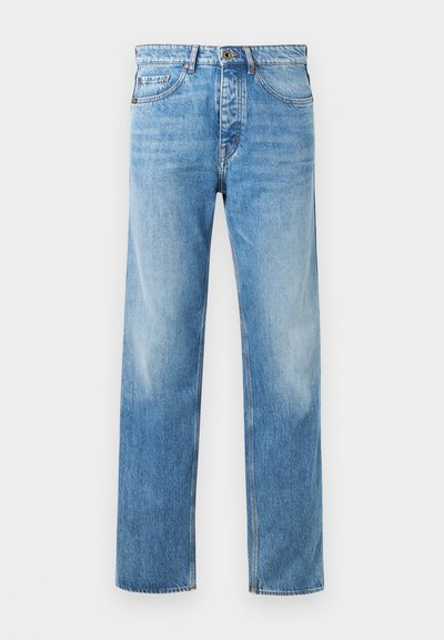 Svetlo modri denim kavbojki z udobnim krojem, ki imajo ravno nogavico, vidno šivanje, pet žepov in gumbasto zapiranje na pasu.