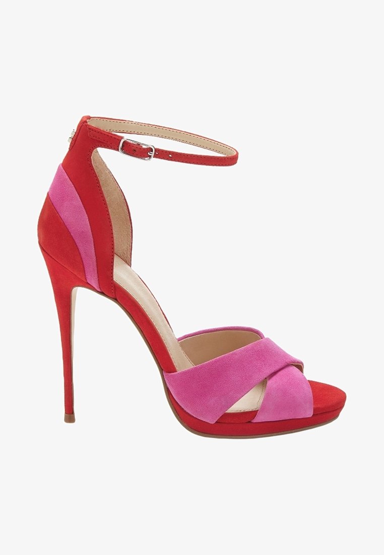 Sandales à talons hauts en daim rouge et rose avec une bride à la cheville, bout ouvert, design croisé à l'avant et semelle intérieure lisse.