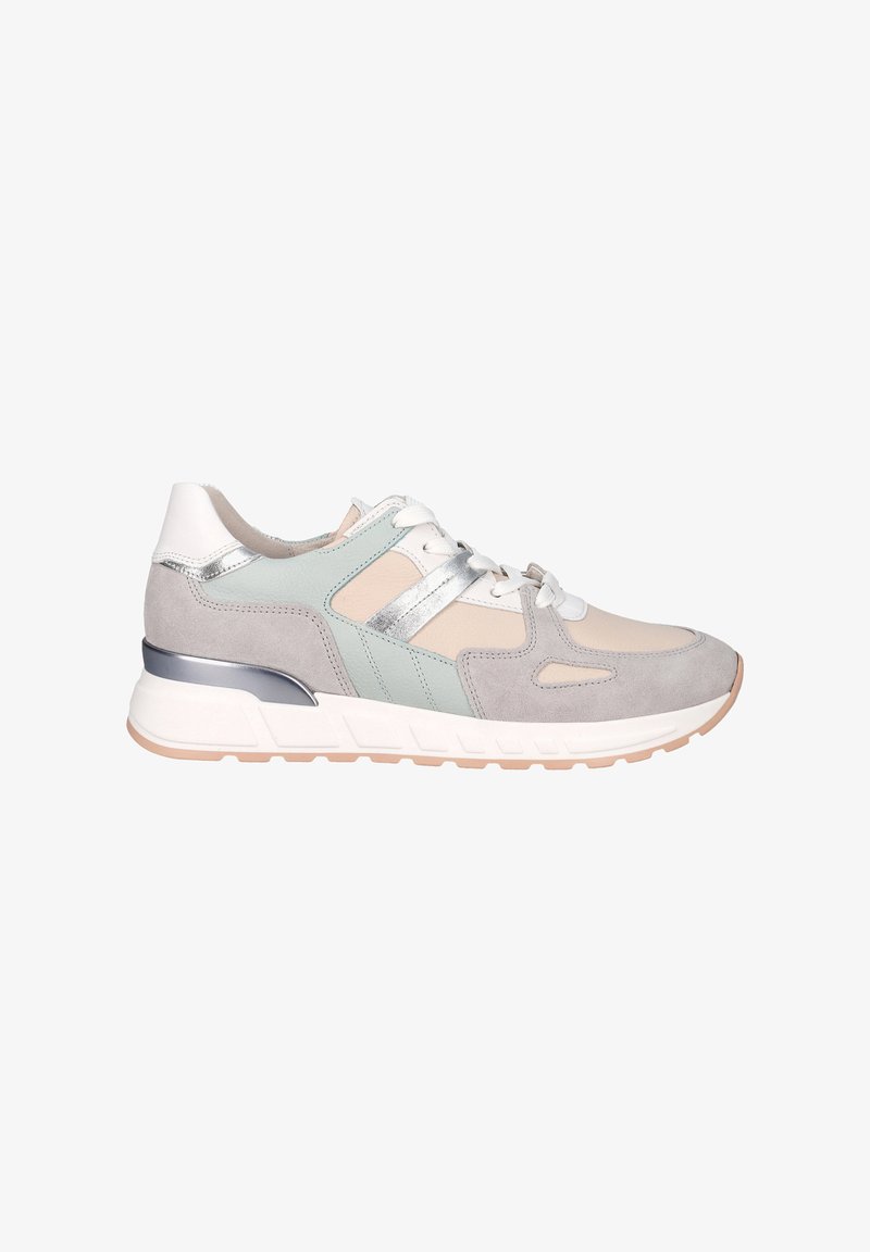 Lichtgrijze, muntgroene en bleekroze sneaker van suede en leer, met zilveren accenten, een gevoerde tong en een chunky witte zool.