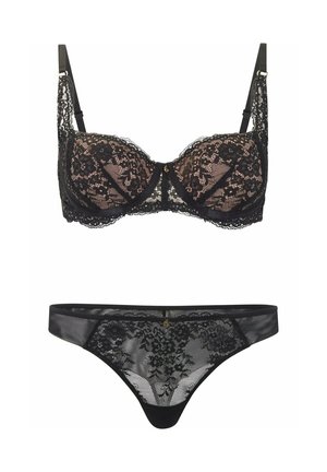 Soutien-gorge rembourré en dentelle noire et string assorti, arborant des motifs floraux, des accents en satin, des bretelles ajustables et des détails en ton doré.
