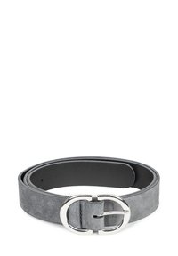 Szary pasek z sztucznego zamszu o gładkiej powierzchni, z okrągłą srebrną klamrą i pojedynczym zębem. Zaprojektowany z wieloma regulowanymi otworami.