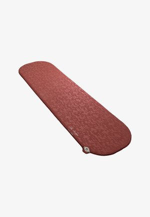 Rood gegolfde slaapmat met een gladde textuur en ronde randen. Beschikt over een ventiel voor opblazen en een logo aan één kant.