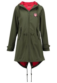 Parka à capuche vert olive avec doublure rouge, fermeture éclair à l'avant, cordons de serrage à la taille et à l'ourlet, poches à rabat et petit logo patch sur la poitrine.