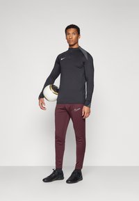 Nike Performance DRI-FIT ACADEMY PANT - Pantalones deportivos - burgundy crush/white