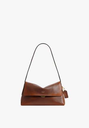 Sac à bandoulière en cuir marron avec fermoir doré et logo Coach, doté d'une fine sangle et d'une étiquette en cuir suspendue sur le côté.