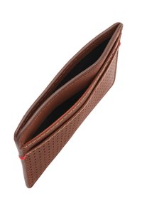 Portafoglio in pelle marrone con design perforato, dotato di una fodera interna liscia e cuciture in contrasto. Apertura che rivela due scomparti.