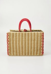 Punottu olkilaukku, jossa on punaiset köysikahvat, suorakulmainen muoto ja teksturoitu pinta, reunat koristeltu punaisella ompeleella.