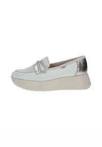 Scarpe slip-on con una tomaia bianca testurizzata, accento in metallo argento e suola chunky beige. Presentano una strap decorativa sulla parte anteriore.