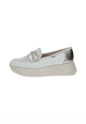 Scarpe slip-on con una tomaia bianca testurizzata, accento in metallo argento e suola chunky beige. Presentano una strap decorativa sulla parte anteriore.